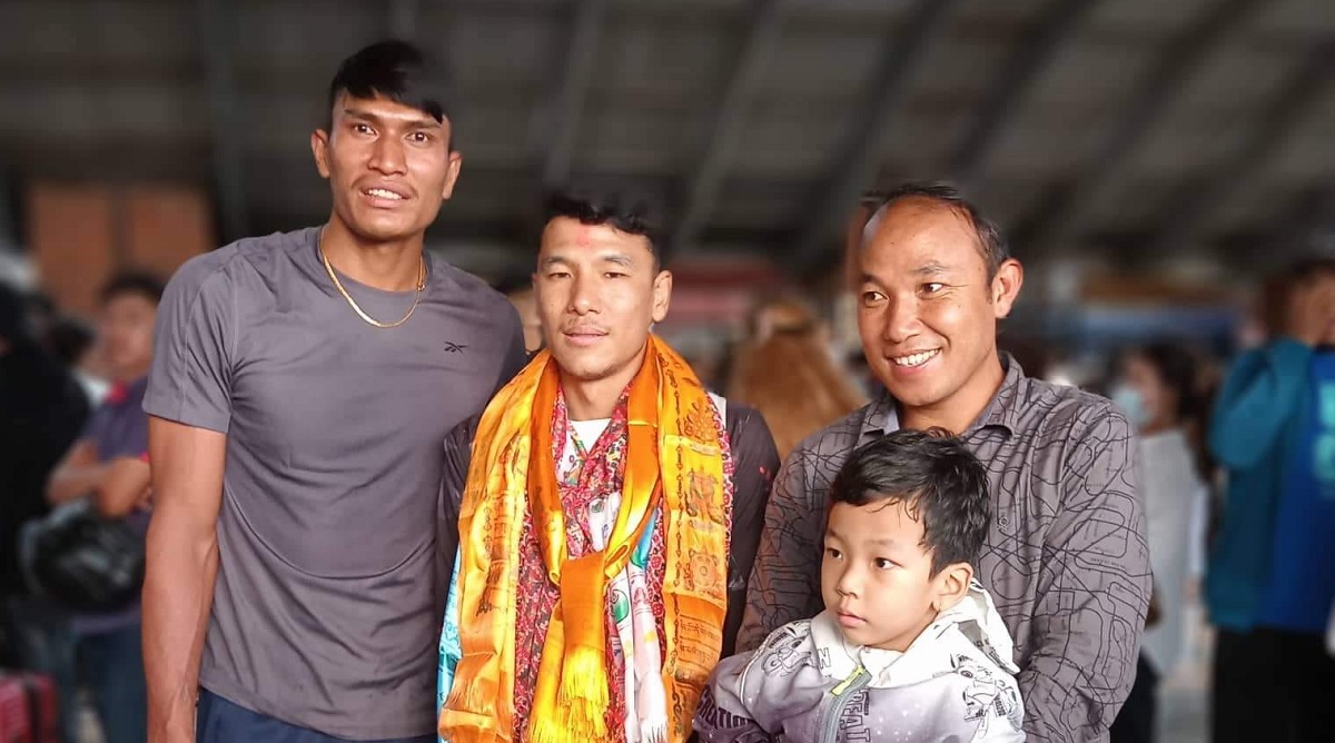 गत महिना अस्ट्रेलिया जानुअघि त्रिभुवन अन्तर्राष्ट्रिय विमानस्थलमा मिडफिल्डर सन्तोष तामाङ (खादा लगाएका)।